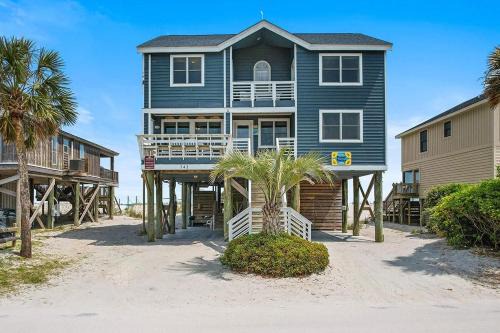 Pawleys Island House | Oceanfront Retreat: Enjoy Scenic Views and Creek Dock Access