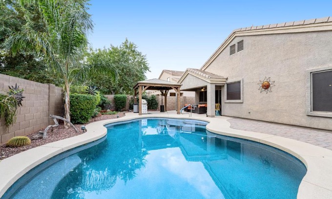 Dos Rios House | Relaxing Retreat at Sunrise Windmill with Pool & Family Friendly