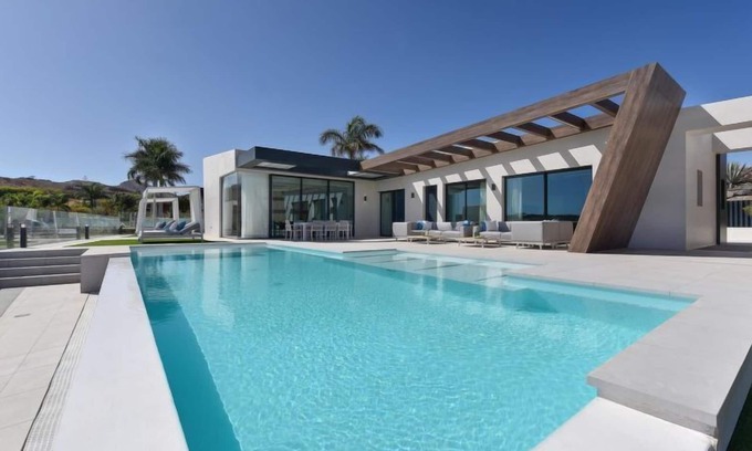 San Bartolome de Tirajana House | Relaxing Sunset Retreat for 12 with Private Pool & Spa