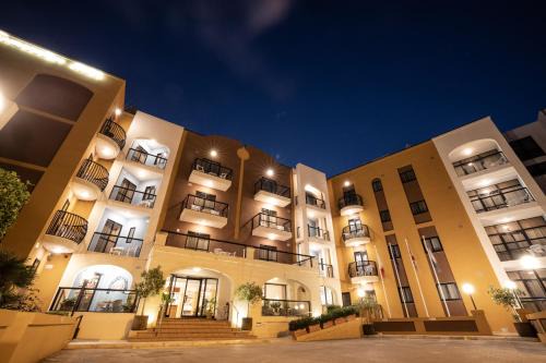 Qawra Hotel | Beachfront Bliss at Sunseeker Holiday Complex with Pool