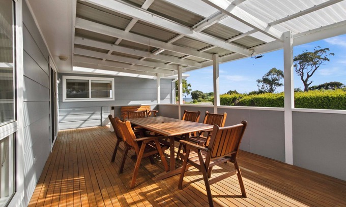 Metung House | Unforgettable Stays in Beautiful Tambo Bay with Breakfast