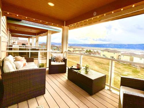 Quincy House | Family-Friendly Sunserra Villa with Pool and Movie Room
