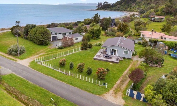 Parapara House | Stunning Oceanfront Escape at Sunset Parapara Beach
