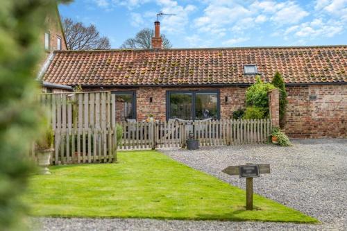 Normanby House | Pet-Friendly Retreat at Sunset Barn for Family Getaways