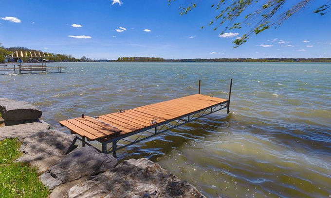 Cayuga Cottage | Serene Sunset Bay: Cozy Bungalow with Lake Views