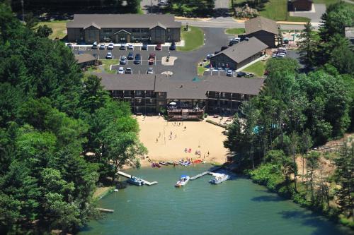 Lake Delton Resort | Oceanfront Bakers Sunset Bay Resort with Private Beach Access