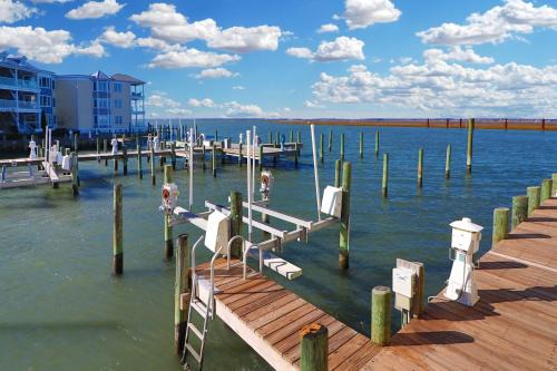 Chincoteague House | Sunset Bay Villa 116 - Waterfront with shared pool!
