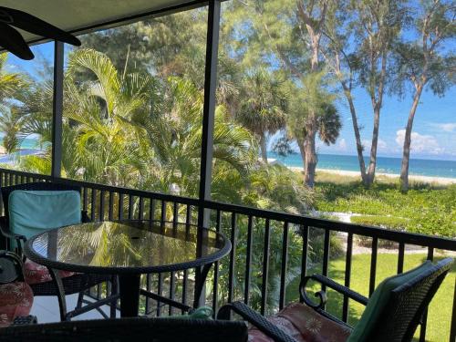 Holmes Beach Apartment | Idyllic Sunset Beach: 4-Star Family-Friendly Retreat