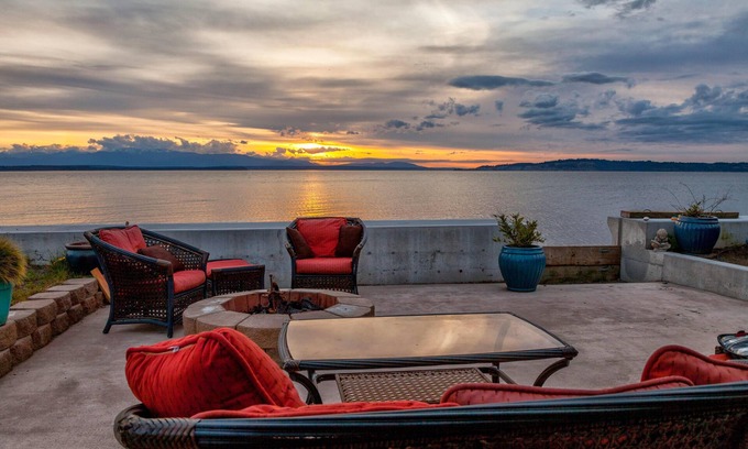 Maxwelton House | Unforgettable Sunset Beach Cottage on So. Whidbey Island