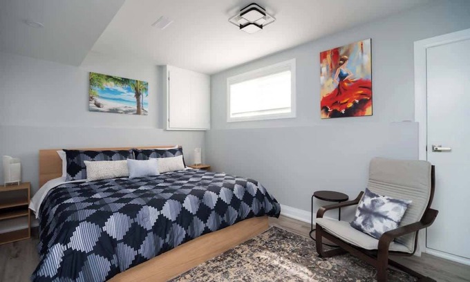 Port Weller House | Sunset Beach House - Remodeled - 1 block to beach