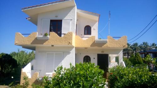 Petaloudes House | Oceanfront Sunset Beach Studio with Child-Friendly Amenities