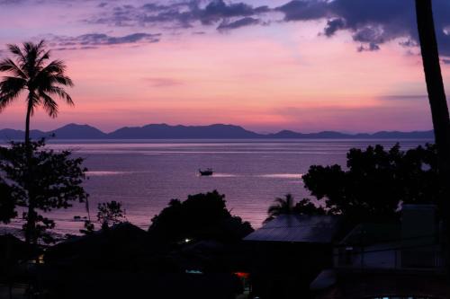 Nong Thale Apartment | Unwind at Sunset Bliss: Pool, Breakfast & Hot Tub Awaits