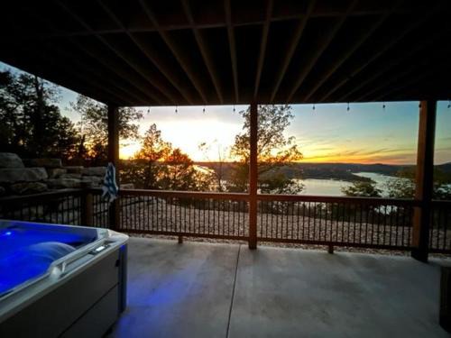 Kimberling City House | Tranquil Sunset Bluff at Table Rock Lake with Pool Access