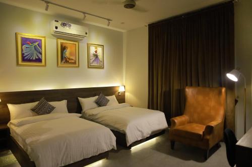 D.H.A. Bed & Breakfast | Pet-Friendly Sunset BnB with Restaurant & Breakfast Options
