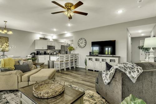 Branson West Apartment | Pet-Friendly Sunset Bunker Condo with Pool & Breakfast