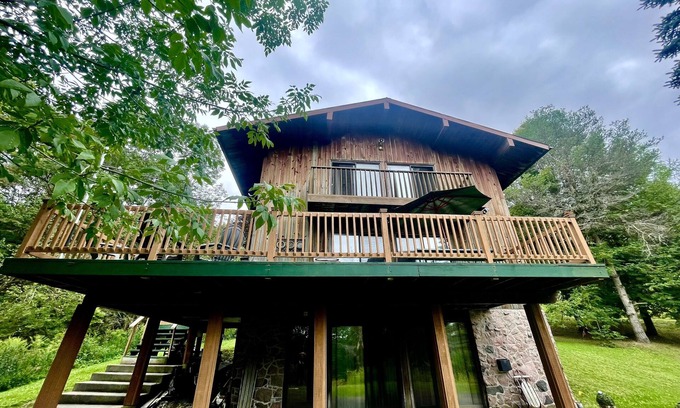 Salamanca House | Pet-Friendly Sunset Cedar Chalet Getaway in Ellicotville