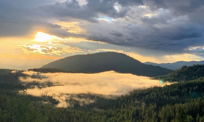 Chewelah Ski Chalet | Pet-Friendly Sunset Chalet with Pool & Spa at 49 Degrees North