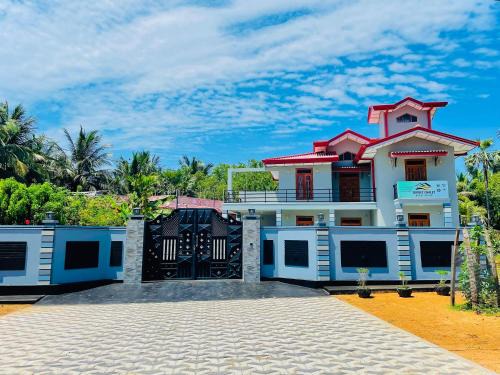 Maritimepattu House | Pet-Friendly Sunset Chalet: Family Friendly & Guest Rated 8.5