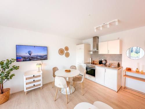 Memmingen Apartment | Experience the Sunset Club: Cozy Studio with Balcony & Parking