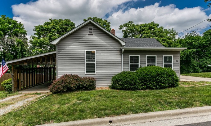 Glen Carbon Cottage | Top-Rated Sunset Cottage in Downtown Glen Carbon