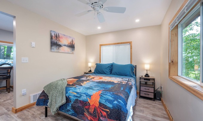 Grand Rapids Apartment | Sunset Cottage on McKinney Lake — Cozy 1BR/1BA with Kitchen & Dining