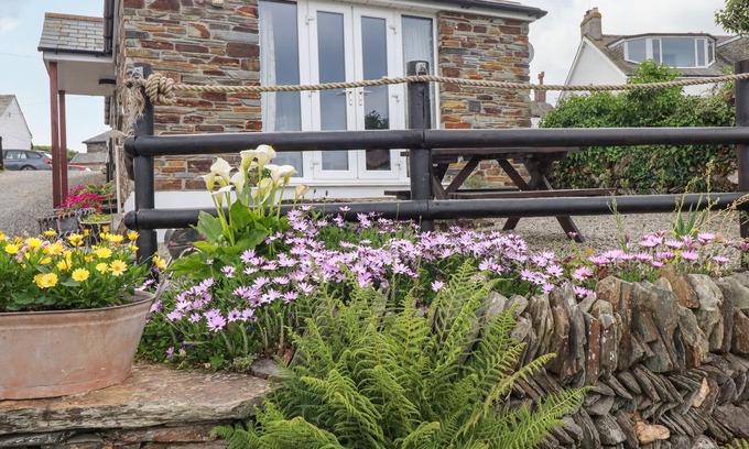 Tintagel Cottage | Romantic Sunset Cottage with Ocean View in Tintagel