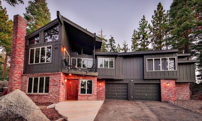 Lincoln Park House | Sunset Cove – Chic Tahoe Retreat