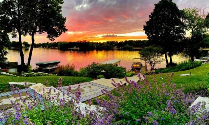 Okauchee Apartment | Sunset Cove Lake Home: 10/10 Rating with Hot Tub & Views
