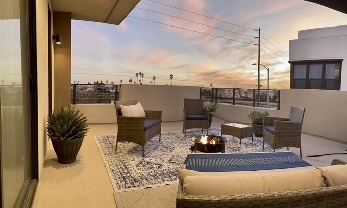 Oxnard House | Relax at Sunset Dunes Beach with Pool & Spa Amenities