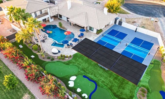 Mesa House | Sunset Greens - Golf Simulator, Putting Green, Gam