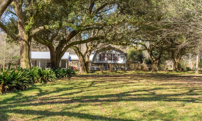 Opelousas Cabin | Discover Sunset Grove LA: Pet-Friendly with Spa & Breakfast