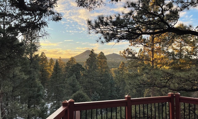 Divide House | Sunset Grove: Highly Rated Retreat with Hot Tub & Kitchen