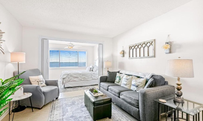 Navarre Beach Hotel | Relax at Sunset Harbor Palms with Pool & Family Amenities