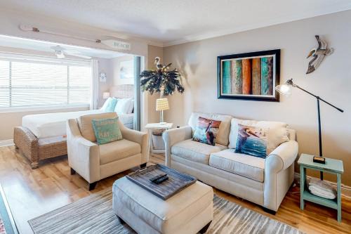Navarre Beach Hotel | Relax at Sunset Harbor Palms: Poolside Family Retreat