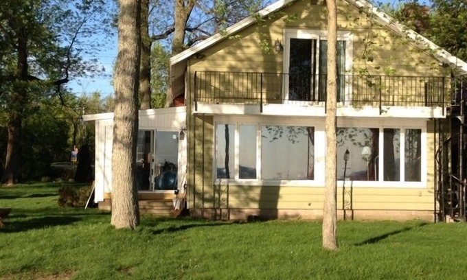 Blossvale House | Serene Sunset Haven: Lakefront Retreat with Pool & Spa