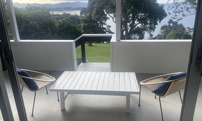 Omokoroa House | Sunset Haven - Waterfront Retreat with Oceanfront Pool