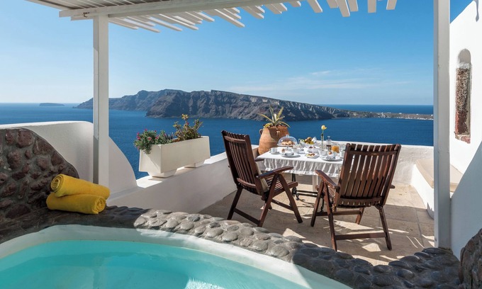 Oia Hotel | Sunset Honeymoon Suite with Private Whirlpool & Caldera View