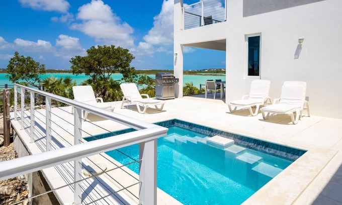 Discovery Bay Villa | Unforgettable Sunset Horizon: Ocean View & Private Pool