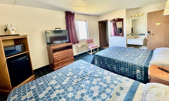 Seward Hotel | Cozy Sunset Inn & Suites with Spa and Family Amenities