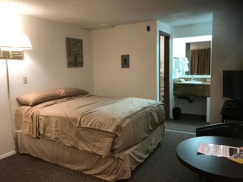 Wamsutter Hotel | Inviting Sunset Inn: Pet-Friendly Retreat for Families
