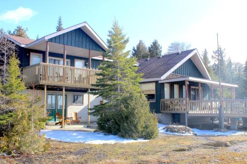 Northern Bruce Peninsula House | Cozy Sunset Lakehouse: Family-Friendly with Hot Tub