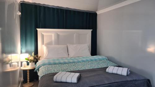 Springwood House | Relax at Sunset Lounge Guesthouse - Pet and Child Friendly