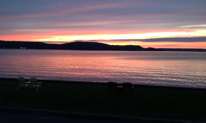 Munising Hotel | Bayfront Getaway: Family-Friendly with Breakfast Included