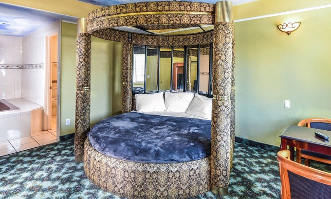 Westmont Hotel | Cozy Sunset Motel: Family-Friendly with Kitchen & Breakfast