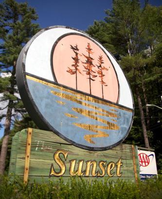 West Lebanon Hotel | Relax at Sunset Motor Inn with Breakfast and Hot Tub