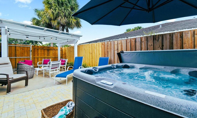 BallenIsles House | Relaxing Sunset Oasis with Spa and Beach Access