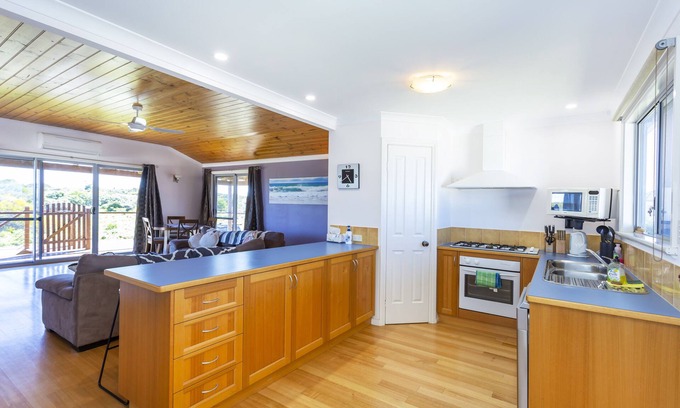 Ledge Point House | Oceanfront Paradise at Sunset Oddes-sea with Breakfast