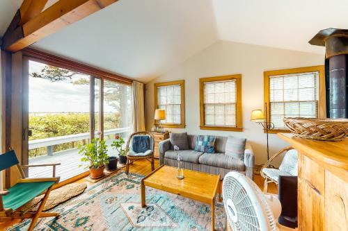 Tisbury House | Relax at Sunset on the Vineyard - Pet and Child Friendly