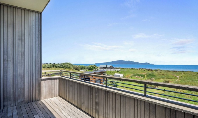 Peka Peka House | Sunset Over Kapiti - Waikanae Holiday Home