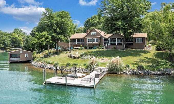 Huddleston House | Relax at Sunset Paradise: Lake Views & Family-Friendly Fun